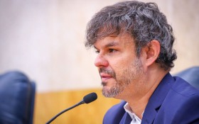 Justi&ccedil;a suspende propaganda eleitoral com arma de Adrilles Jorge