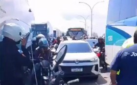 Criminosos rendem &ocirc;nibus com 120 alunos e fazem barricada na Linha Vermelha