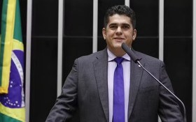PF encontra celular no esgoto e R$ 87 mil em dinheiro em opera&ccedil;&atilde;o contra deputado