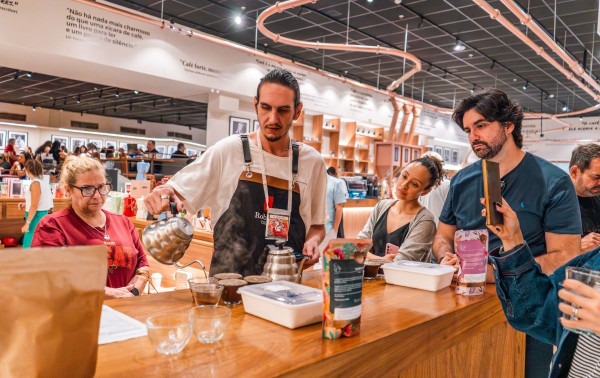 Dia Internacional do Caf&eacute; ganha experi&ecirc;ncia sensorial gratuita na Barra