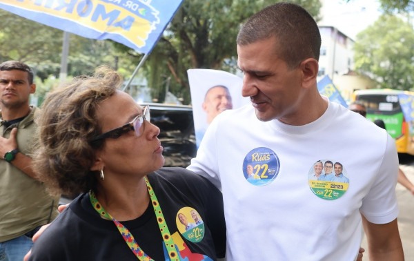 Douglas Ruas promete centros integrados e fila zero na sa&uacute;de