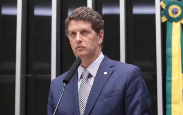 Salles retira candidatura ao Senado e declara apoio a Derrite e Andr&eacute; do Prado