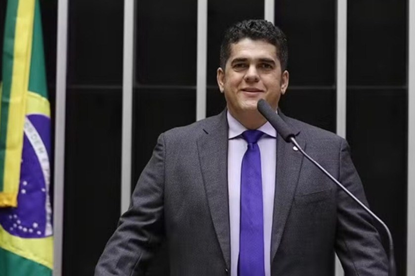 PF encontra celular no esgoto e R$ 87 mil em dinheiro em opera&ccedil;&atilde;o contra deputado
