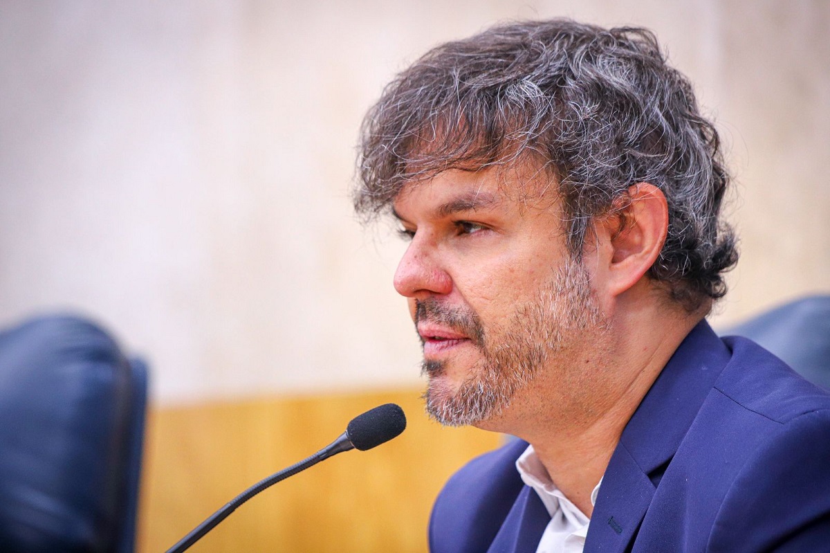 Justi&ccedil;a suspende propaganda eleitoral com arma de Adrilles Jorge