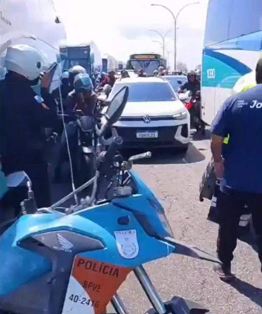 Criminosos rendem &ocirc;nibus com 120 alunos e fazem barricada na Linha Vermelha