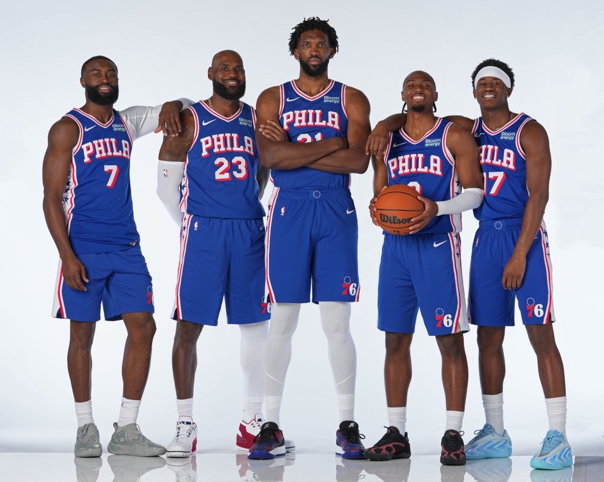 LeBron James &eacute; apresentado oficialmente pelo Philadelphia 76ers