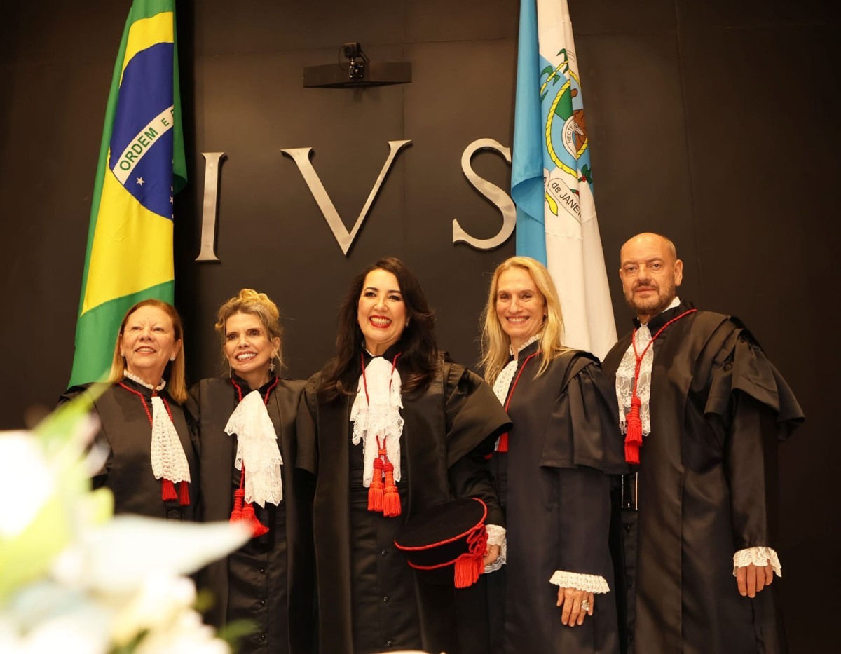 A desembargadora Paula Machado com as madrinhas Maria Angélica Guerra Guedes,  Marília Castro Neves, Cristina Tereza Gaulia e o presidente  desembargador Ricardo Couto
