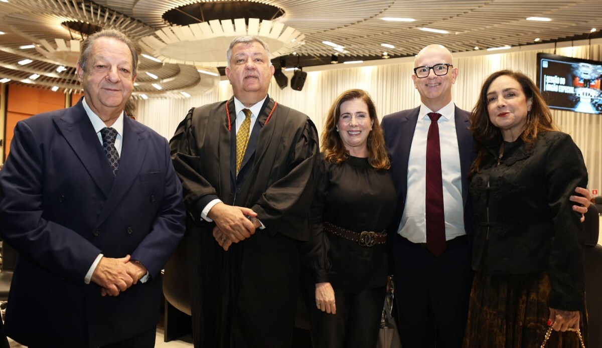 Os desembargadores Luiz Zveiter,  Cláudio Brandão,  Fernando Chagas com as desembargadoras Fernanda Xavier e Cláudia Nascimento
