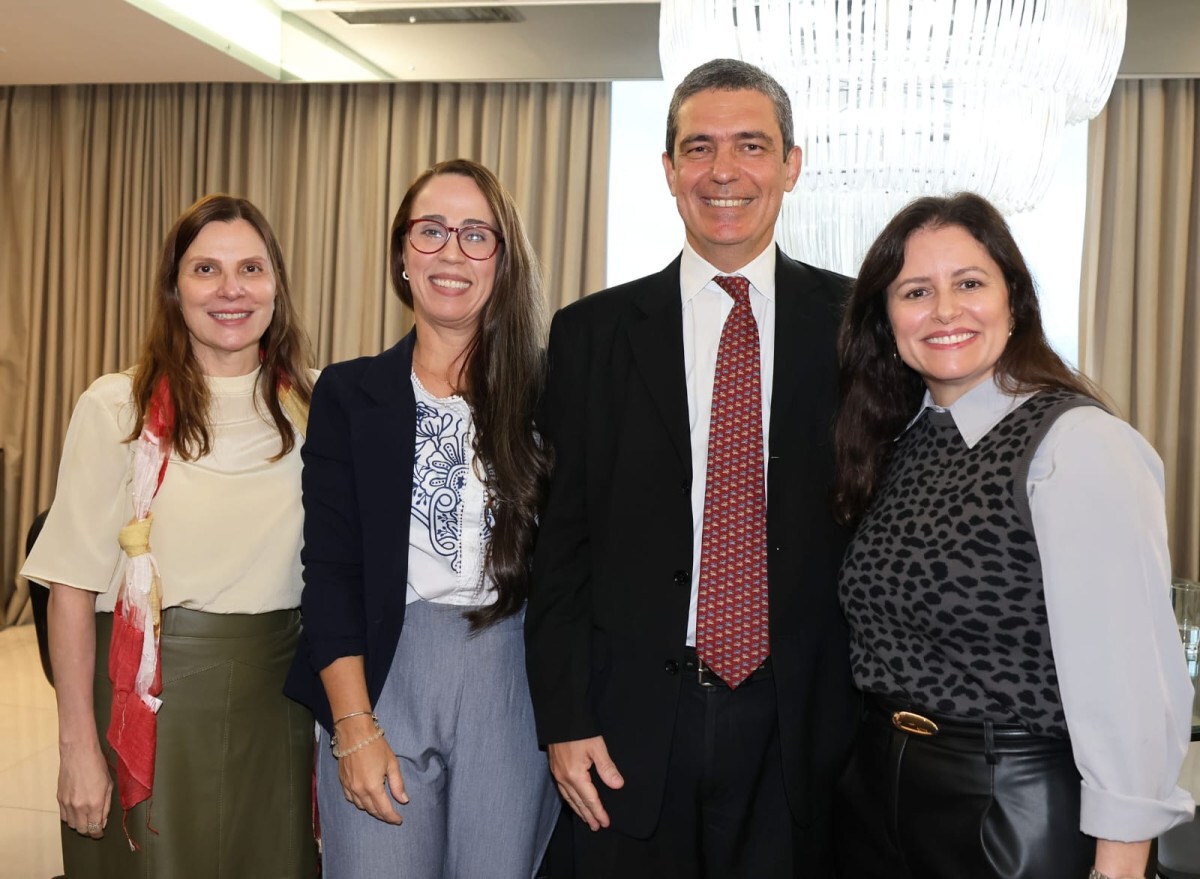 A desembargadora Maria Helena  Machado com as juízas Daniela Bandeira, Ana Beatriz Estrela e o juiz Fernando Antônio de Souza e Silva