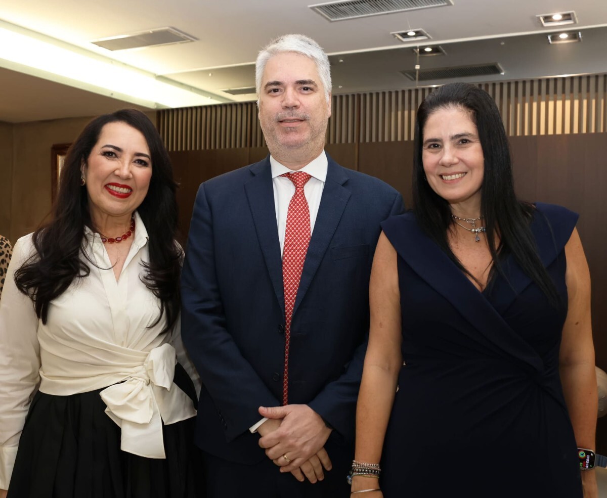 A desembargadora Paula Machado com o desembargador Juan Luiz Souza Vazques com a promotora de Justiça Angélica Glioche