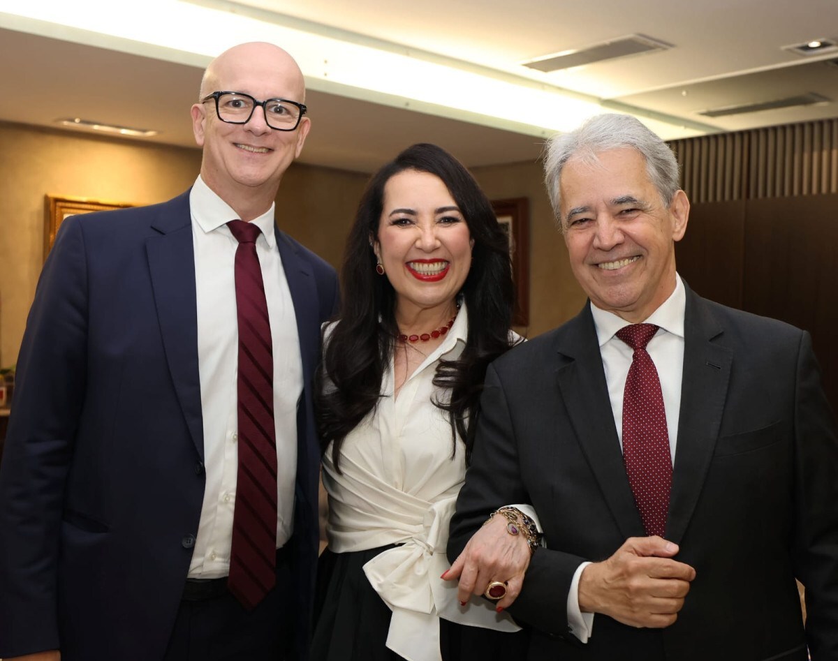 Os desembargadores Fernando Chagas e José Muinos Pinheiro com a empossada, desembargadora Paula Machado