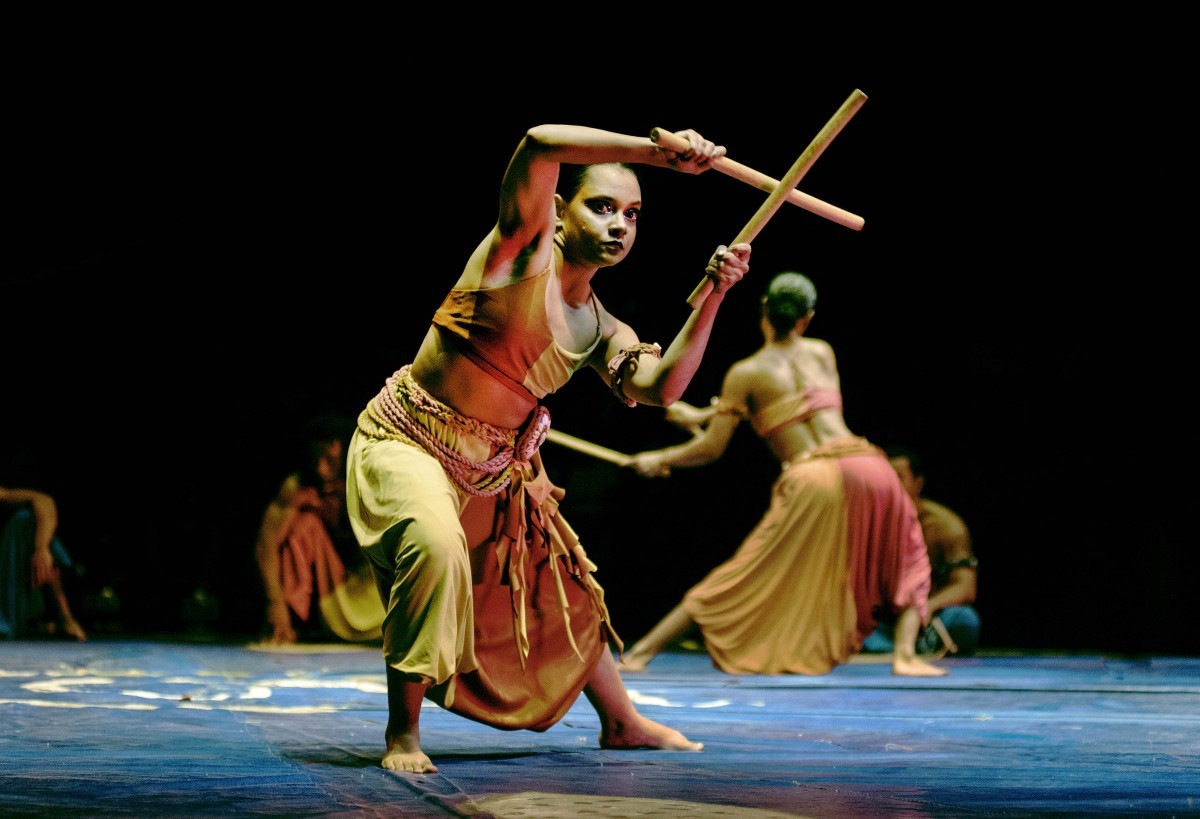 Em cartaz no Teatro Carlos Gomes, o musical Alegrai investe no formato de teatro de revista ao mesclar circo, samba e ancestralidades afro-indígenas