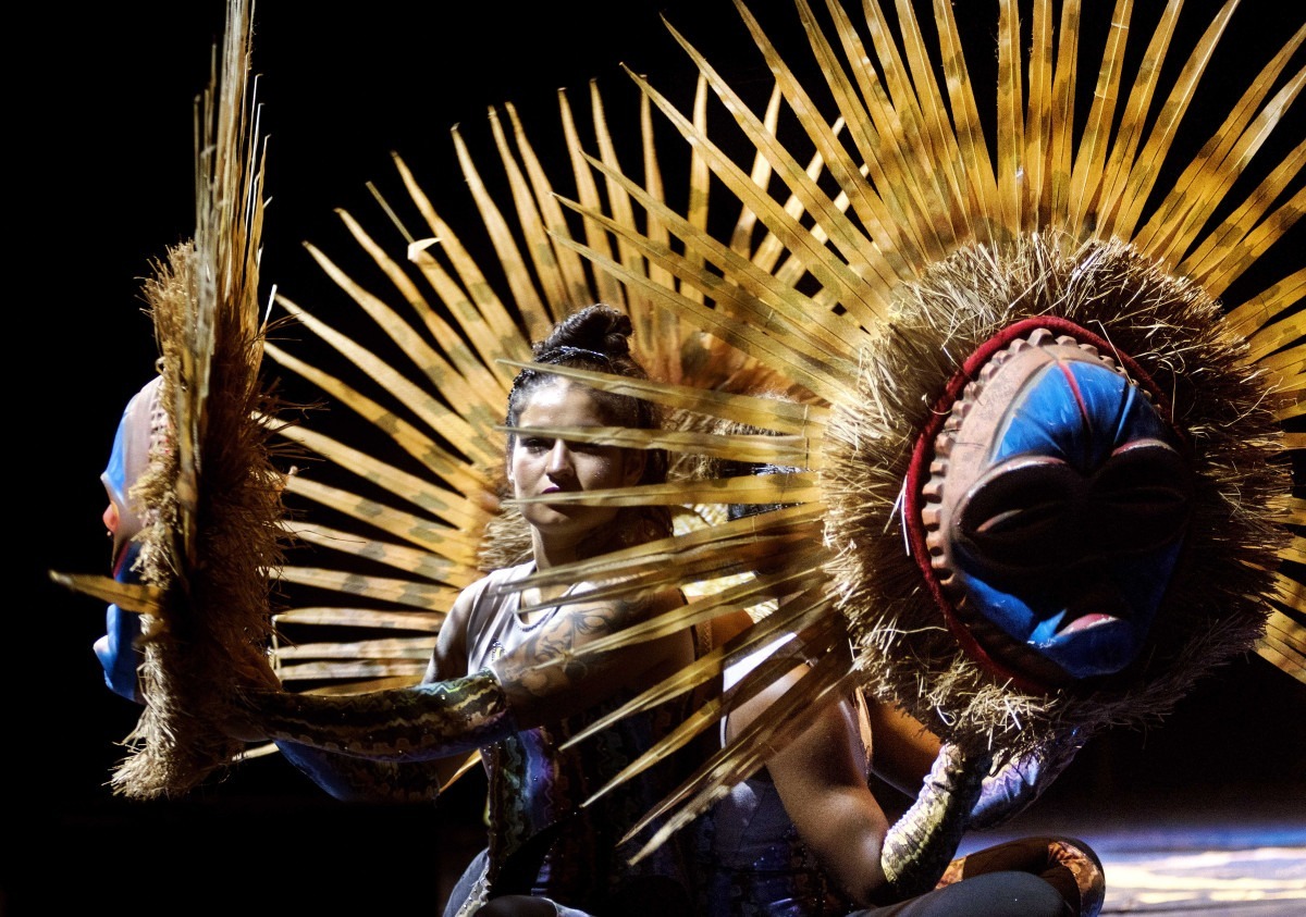 Em cartaz no Teatro Carlos Gomes, o musical Alegrai investe no formato de teatro de revista ao mesclar circo, samba e ancestralidades afro-indígenas