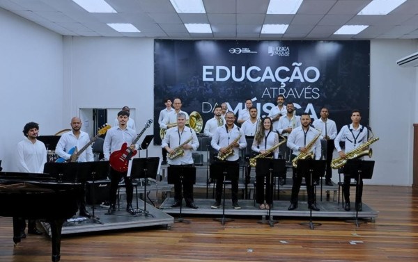 Big Bandleva games, animes e filmes para escolas deBarra Mansa