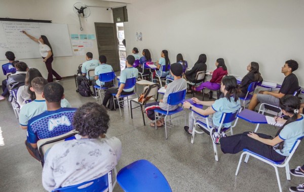 Investimento por aluno no Brasil &eacute; de 1/3 da m&eacute;dia da OCDE
