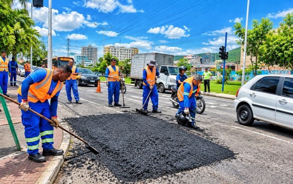 Opera&ccedil;&atilde;o Tapa-Buracos age em Nova Igua&ccedil;u depois das chuvas
