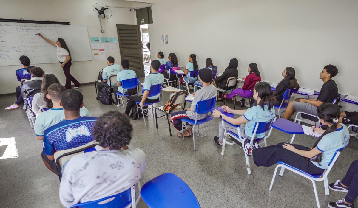 Investimento por aluno no Brasil &eacute; de 1/3 da m&eacute;dia da OCDE