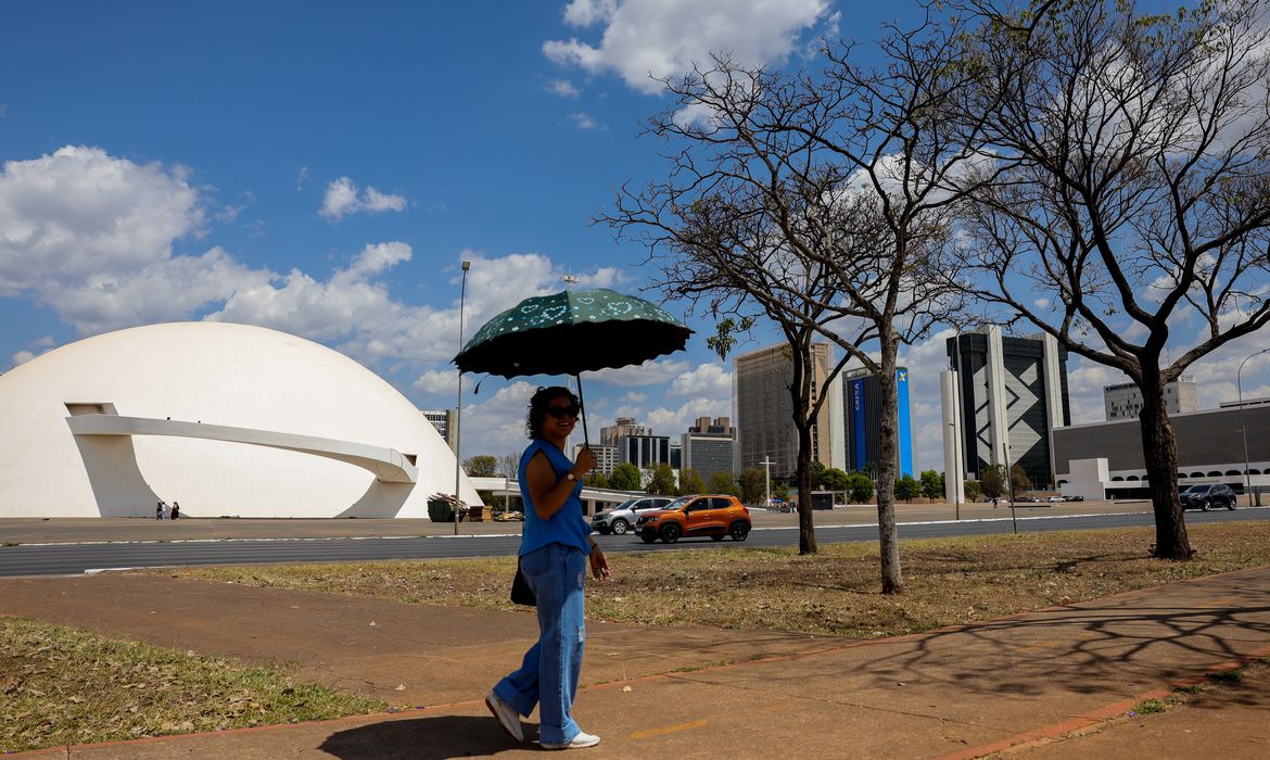 Bras&iacute;lia entra em alerta laranja devido &agrave; baixa umidade do ar