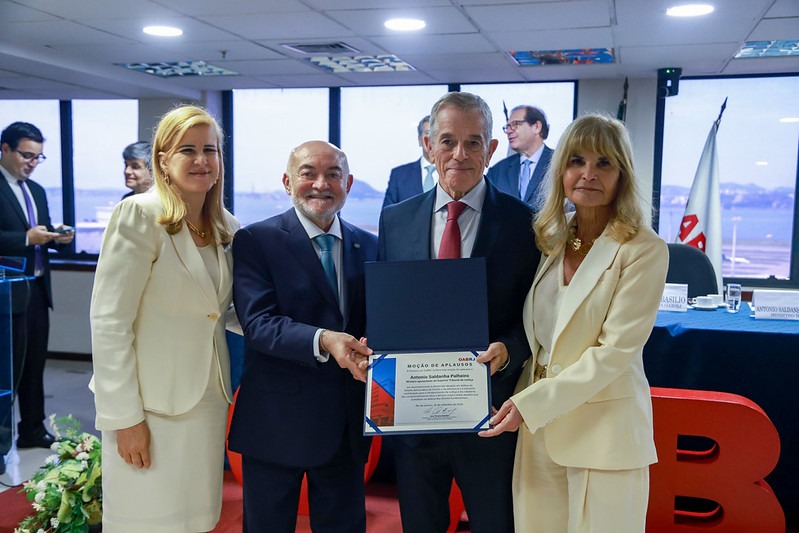 Ana Tereza entregando moção de aplauso ao ministro aposentado do STJ, Antonio Saldanha Palheiro, ao lado de Eurico Teles, que representou o Conselho Federal da OAB, e de Rita Cortez, presidente do IAB