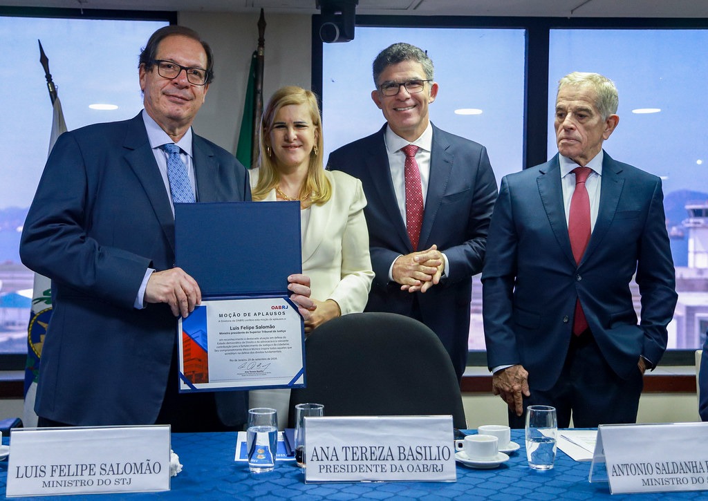 O presidente do STJ, Luis Felipe Salomão, recebe moção de aplauso das mãos da presidente da OAB-RJ, Ana Tereza Basilio, e do ex-presidente da entidade, Luciano Bandeira. À direita, o ministro aposentado do STJ Antonio Saldanha