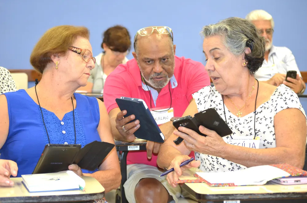 BRASILIANAS | IBGE mostra que no DF 88,3% das pessoas com 60 anos ou mais usaram a internet em 2025