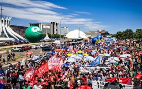 Servidores da educa&ccedil;&atilde;o protestam na Alerj
