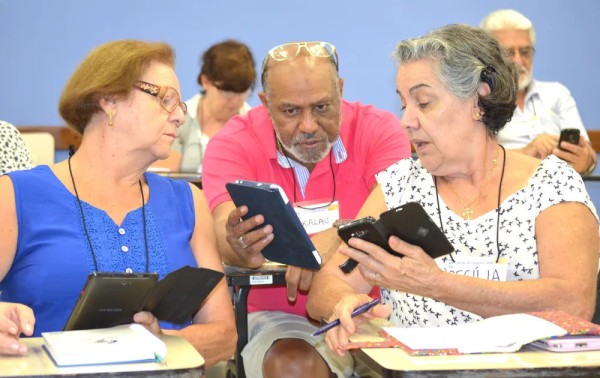 BRASILIANAS | IBGE mostra que no DF 88,3% das pessoas com 60 anos ou mais usaram a internet em 2025