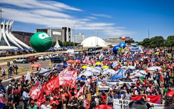 Servidores da educa&ccedil;&atilde;o protestam na Alerj