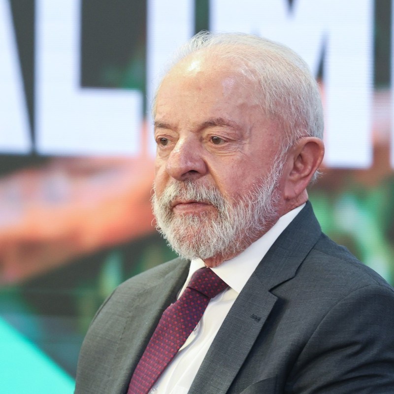 Mendon&ccedil;a manda remover posts falsos sobre Lula e bandeira