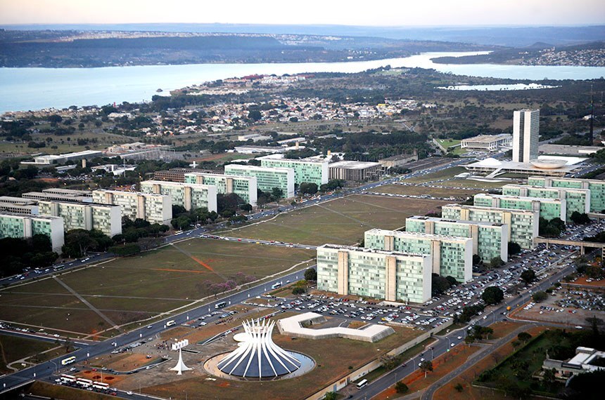 Planos de presidenci&aacute;veis preveem mudan&ccedil;as nas carreiras dos servidores