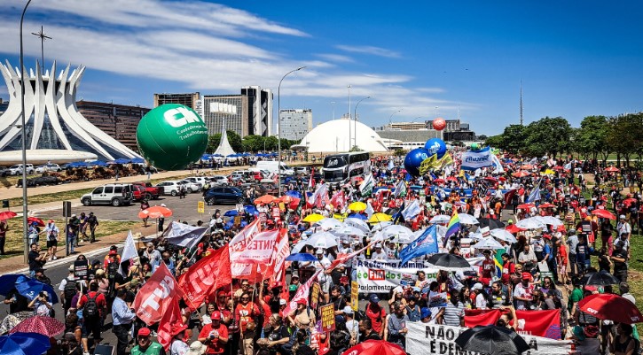 Servidores da educa&ccedil;&atilde;o protestam na Alerj