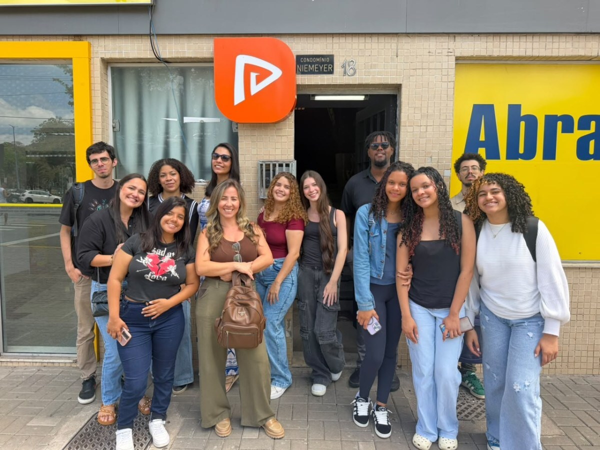Alunos do Trilha Criativa fazem visita a ag&ecirc;ncia de marketing