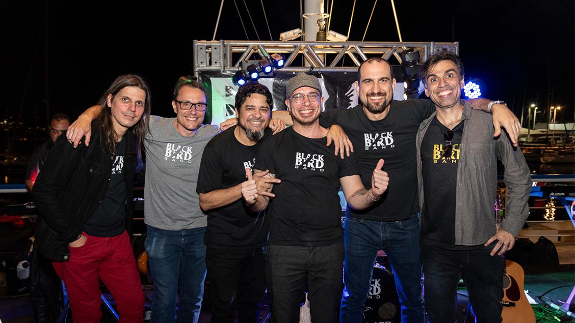 Black Bird canta o ic&ocirc;nico 'Revolver'