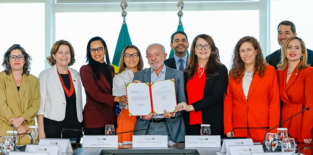 Lula assina parecer que garante benef&iacute;cio a v&iacute;timas de viol&ecirc;ncia