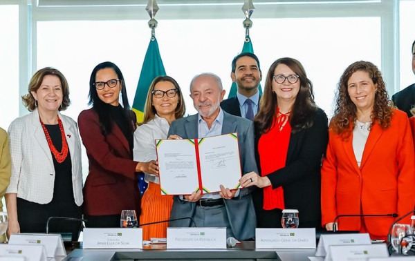 Lula assina parecer que garante benef&iacute;cio a v&iacute;timas de viol&ecirc;ncia
