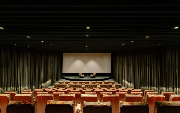 Um cinema de rua com o charme de Isay Weinfeld