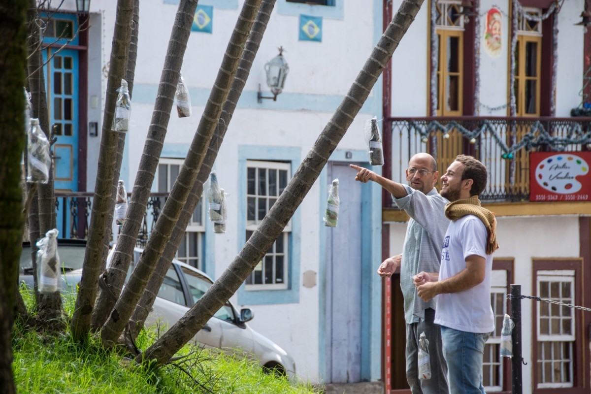 Mil e quinhentas garrafas &agrave; espera de leitores
