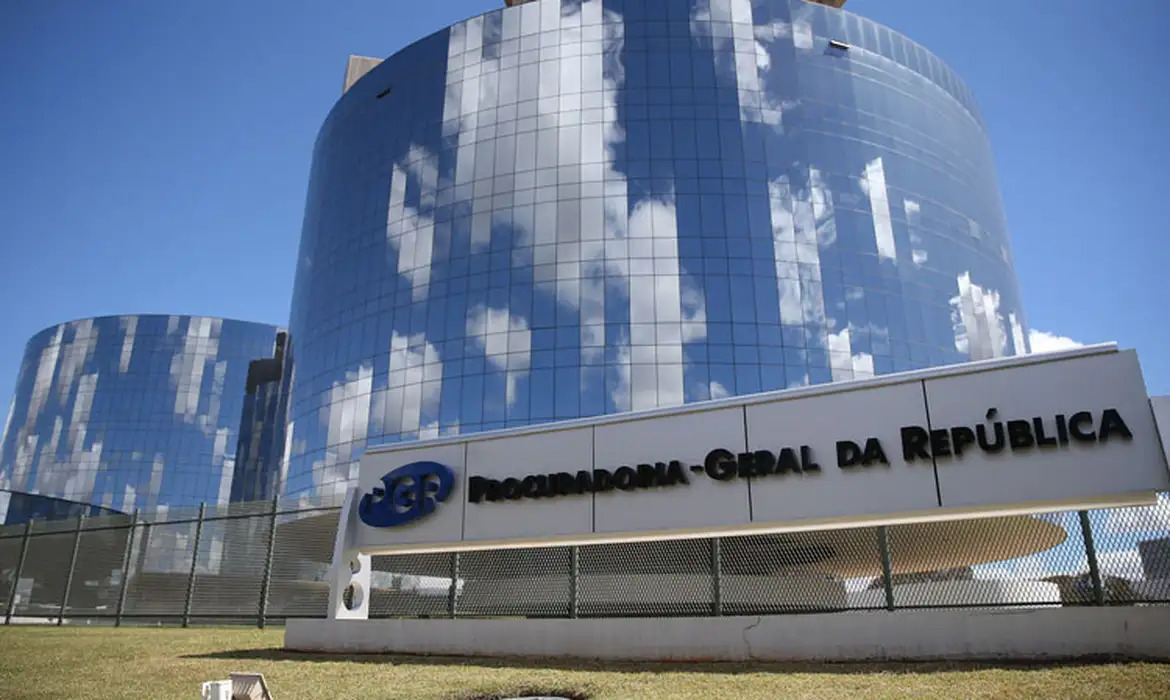 MP Eleitoral pede multa a candidatos por propaganda irregular na internet