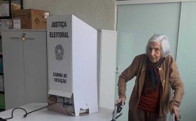 Aos 100 anos, eleitora pede respeito &agrave;s institui&ccedil;&otilde;es