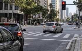 Multas por avan&ccedil;ar sinal vermelho aumentam 35%