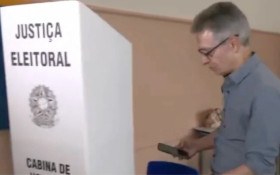 MPE aciona Justi&ccedil;a Eleitoral ap&oacute;s Zema entrar com celular na cabine de vota&ccedil;&atilde;o