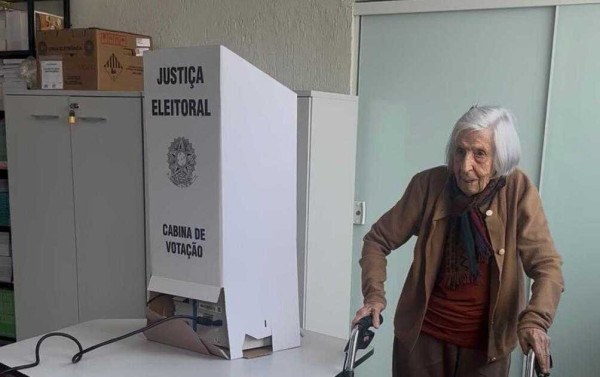 Aos 100 anos, eleitora pede respeito &agrave;s institui&ccedil;&otilde;es