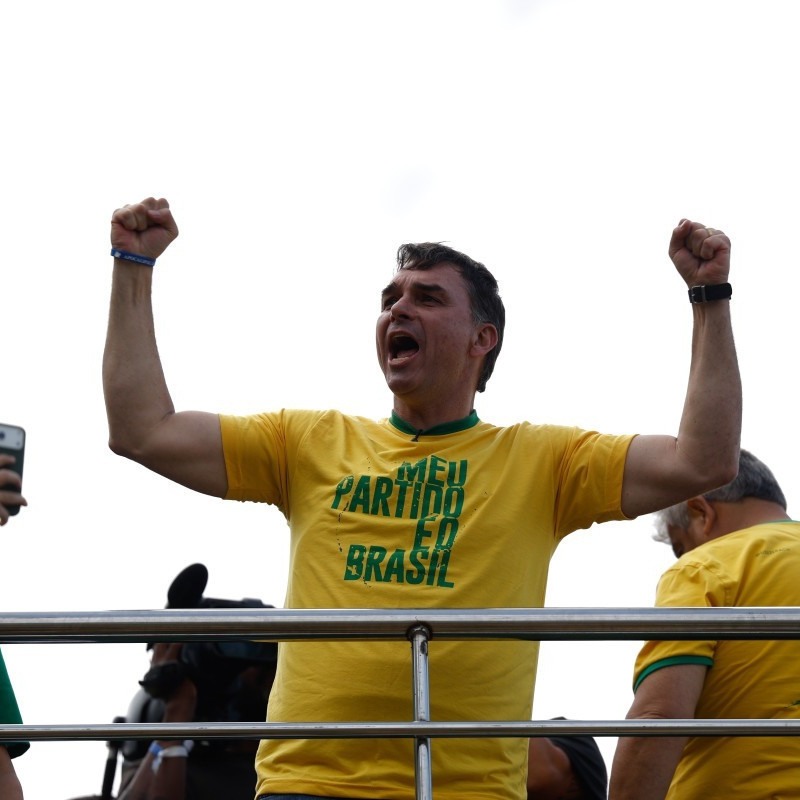 Centr&atilde;o avan&ccedil;a sobre palanque de Fl&aacute;vio e amplia press&atilde;o sobre Lula no segundo turno