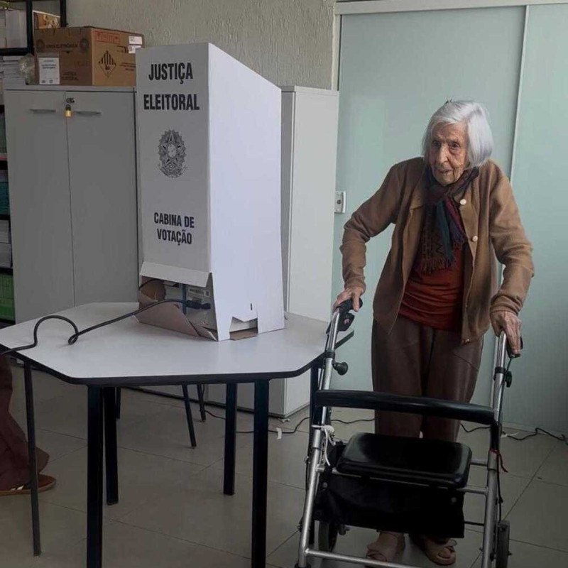 Aos 100 anos, eleitora pede respeito &agrave;s institui&ccedil;&otilde;es