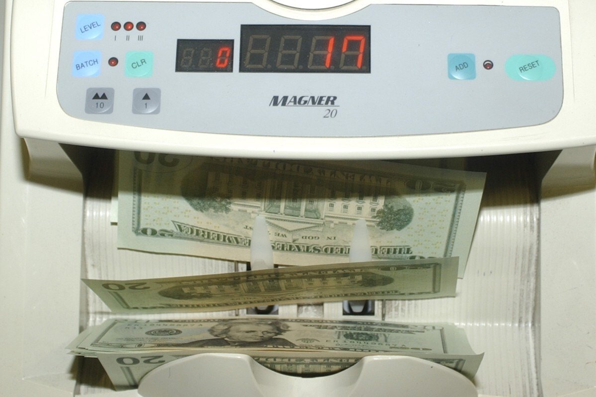 D&oacute;lar cai a R$ 5 e bolsa sobe quase 8%