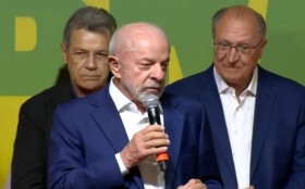 Lula diz que vai buscar votos para segundo turno contra Fl&aacute;vio