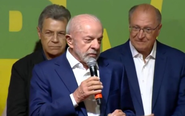 Lula diz que vai buscar votos para segundo turno contra Fl&aacute;vio