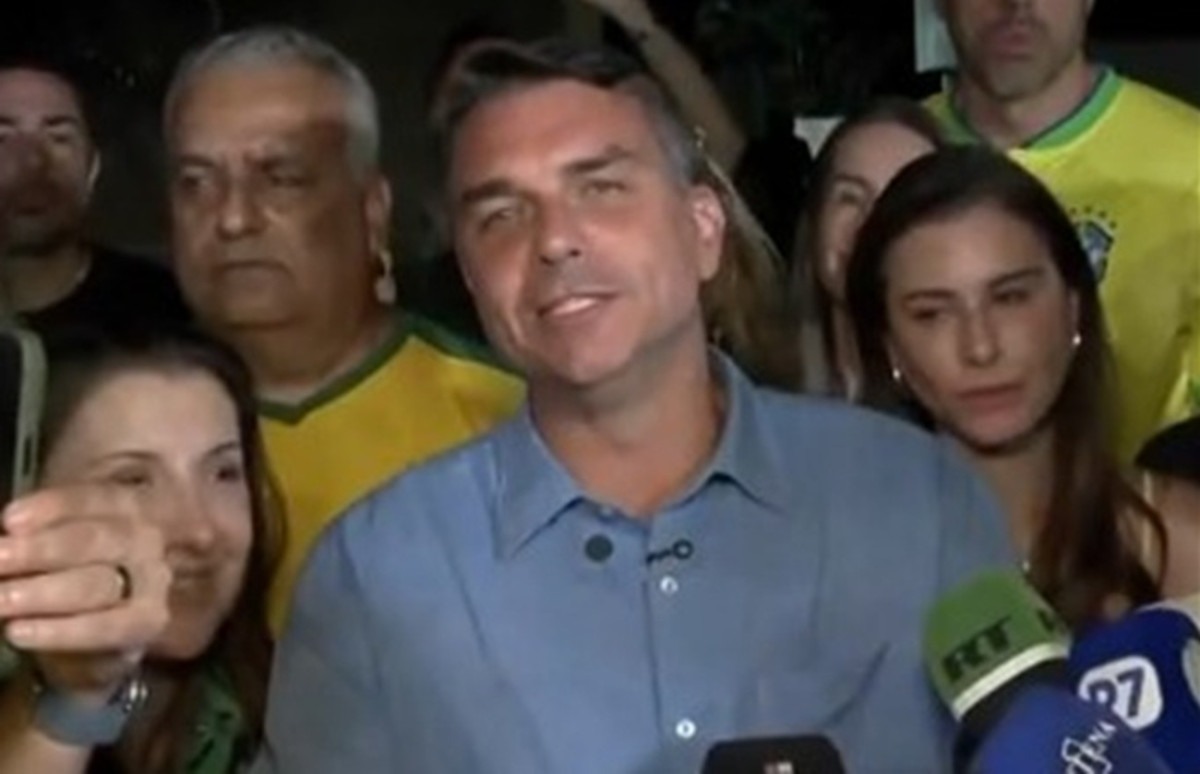 '&Eacute; o fim da era PT', diz Fl&aacute;vio Bolsonaro ap&oacute;s chegar no segundo turno com Lula