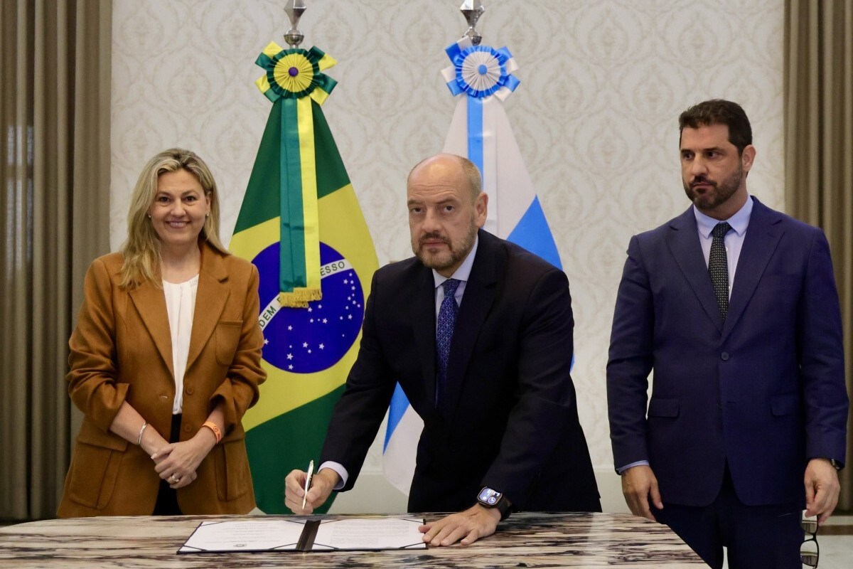 Governo assina acordo e ind&uacute;strias podem ir ao mercado livre de g&aacute;s