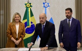 Governo assina acordo e ind&uacute;strias podem ir ao mercado livre de g&aacute;s
